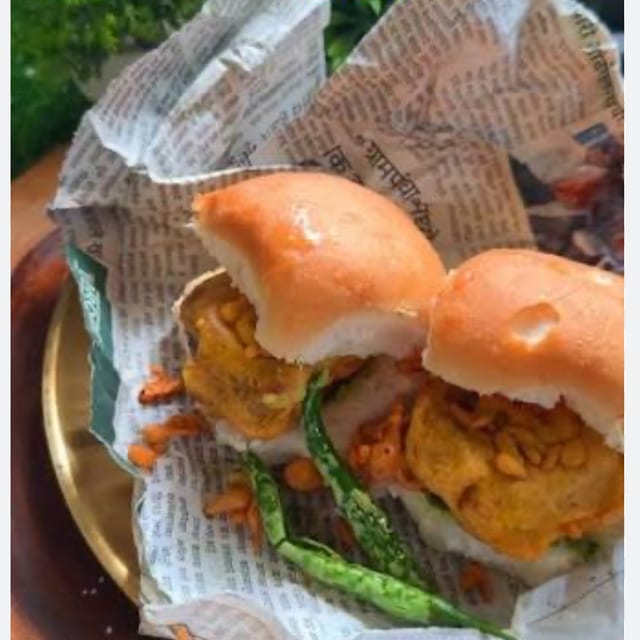 Vada pav.